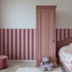 Papier peint rayures Rozenn – Prune & Rose poudré