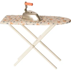 Table à repasser et son fer